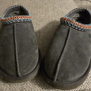Big kids size 5 Ugg slippers