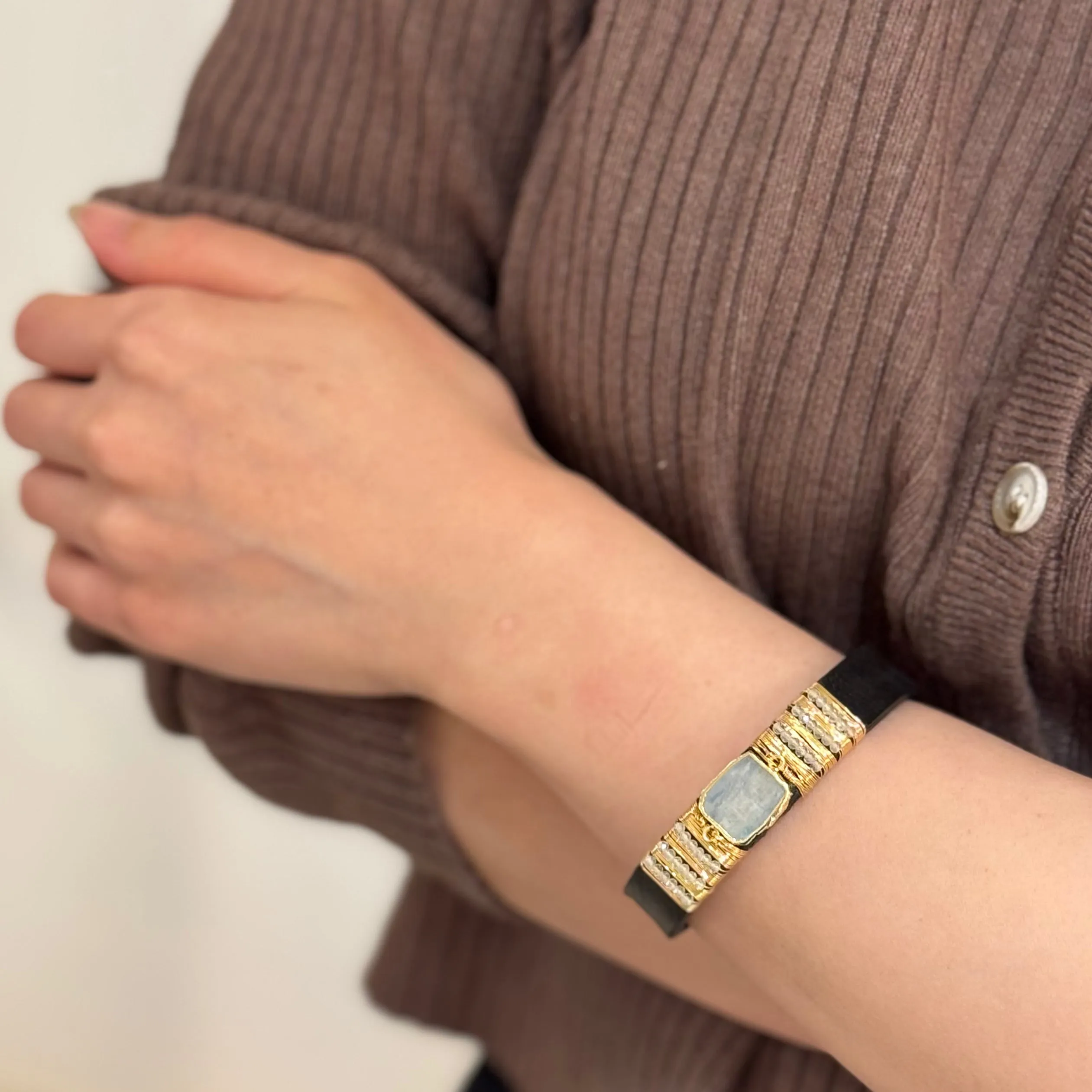 Center Gem Gold Wired Beads Leather Bracelet