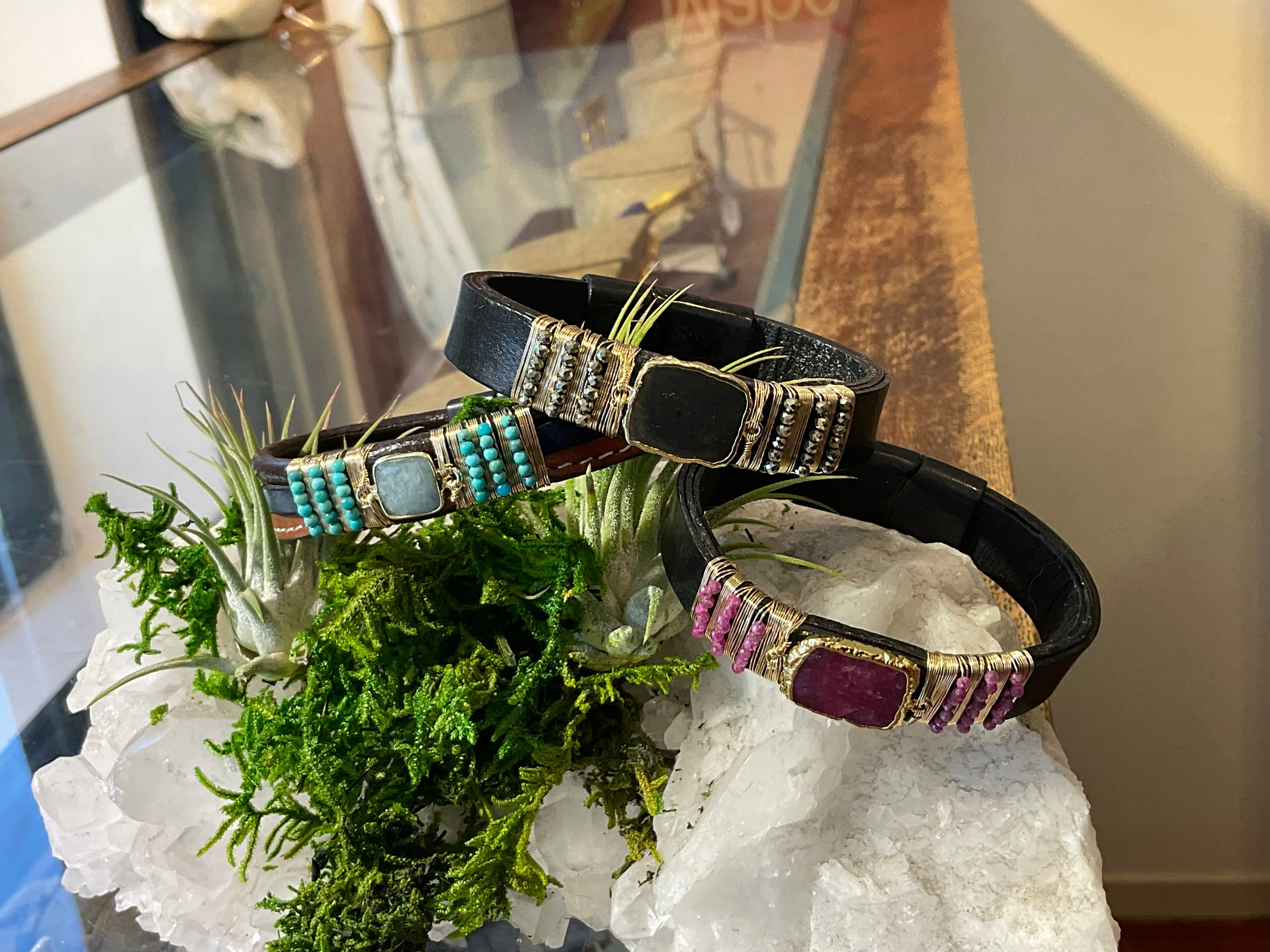Center Gem Gold Wired Beads Leather Bracelet
