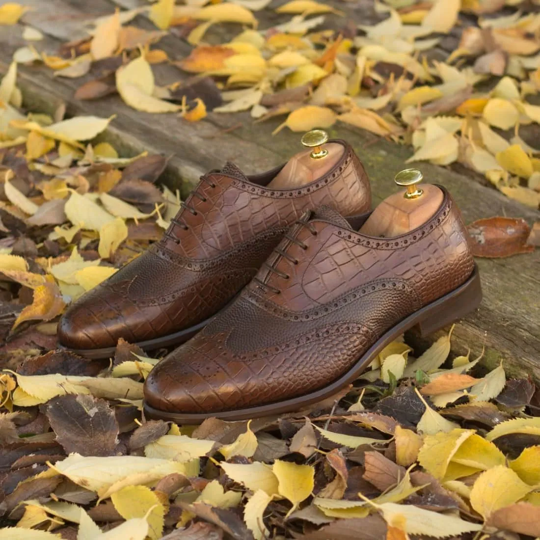 Richelieu fleuri en cuir croco et grainé marron foncé