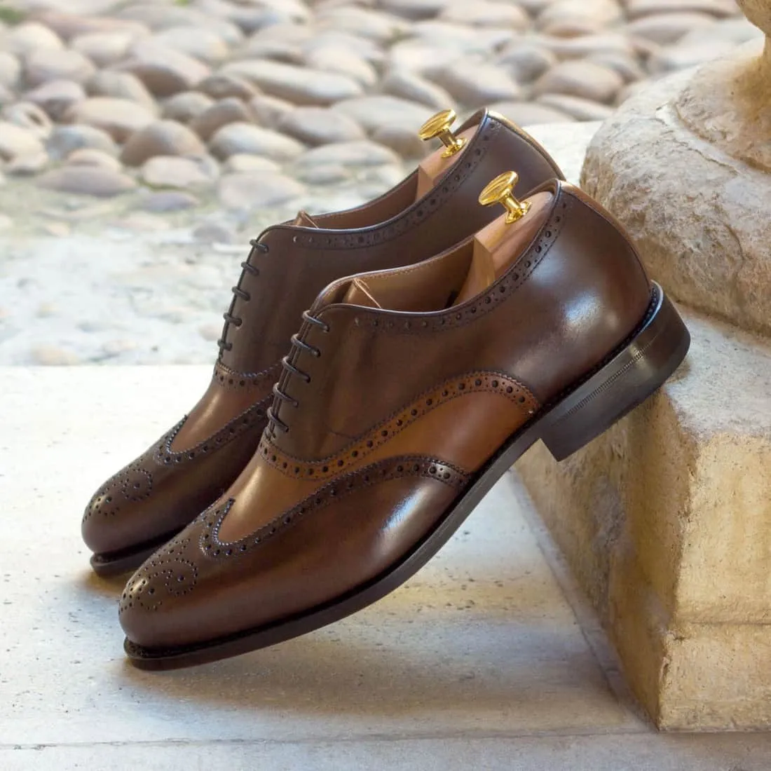 Richelieu fleuri en cuir patiné marron foncé et cognac
